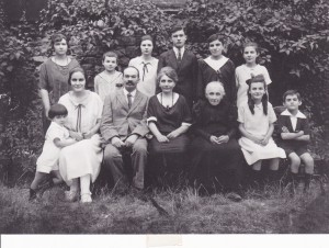 1er rang de g à d : andré (doudou), vevete, Joseph, Louise, mémé canne, marguerite (guite), robert (boby) debout : Madeleine (loute), Pierre (moute), Anne Marie (niote), Jean, René, Thérèse